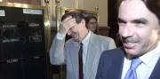 José María Aznar e Iñaki Anasagasti coincidieron al salir del hemiciclo, se dieron la mano y cada uno se fue por su lado. Daniel G. López