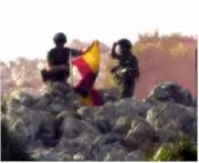 Los soldados españoles retiran la bandera española de la isla Perejil. Efe