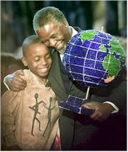 El presidente surafricano, Thabo Mbeki, abraza a un niño durante la ceremonia de bienvenida de la Cumbre de Johannesburgo. Ap