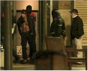 Agentes de la Ertzaintza salen con uno de los detenidos de uno de los pisos registrados esta madrugada