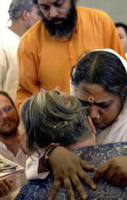 La mística hindú Amma ofrece en Barcelona su mensaje de amor