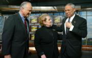 Colin Powell, a la derecha, tras una comparecencia en televisión junto a Madeleine Albright y el general Norman Schwarzkopf. AP