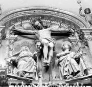 Bernardo Ruiz, arriba con sus trofeos y recuerdos en su casa de Orihuela; abajo, en su época de corredorTONY SEVILLA