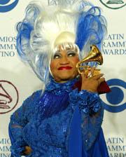 Celia Cruz recibió un premio Grammy en septiembre de 2002. Efe