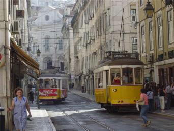 Los tranvías, un elemento habitual en el paisaje urbano de la capital portuguesa