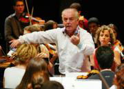 Daniel Barenboim dirigiendo a su orquesta The West Eastern Divan, que se presentó el domingo en Rabat