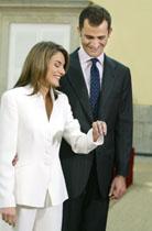 Doña Letizia Ortiz muestra a la Prensa su anillo de compromiso en presencia del Príncipe de Asturias. IGNACIO GIL