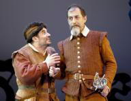 Los actores Ramón Barea (derecha), en el papel de Don Quijote, y Enrique Menéndez, como Sancho Panza, en «Morir cuerdo y vivir loco». EFE