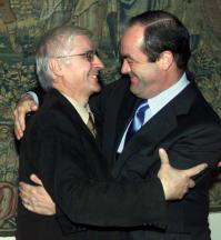 Bono y Barreda se abrazan tras conocer la victoria del PSOE del domingo. EFE