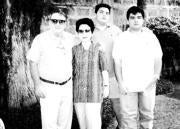 Paco Larrañaga entre sus padres y hermano, antes de ser detenido.ABC