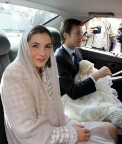 Los padres con la recién bautizada