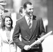 El Príncipe de Asturias, que estuvo acompañado por Doña Letizia, encendió el pebetero en Madrid. En Barcelona, Miguel Induráin realizó uno de los relevos IGNACIO GIL Y EFE