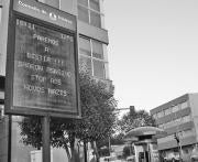 «Paremos a la bestia. Sharón asesino. Stop a los nuevos nazis». Los paneles de la polémica seguían ayer activos en Oleiros.MIGUEL MUÑIZ