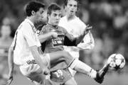 Arbeloa, uno de los jóvenes blancos, lucha con Álvaro, jugador del Valladolid AP