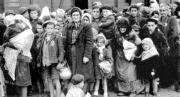Un grupo de mujeres y niños judios llegan a Auschwitz en 1944 ABC