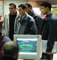 Más inmigrantes que empresarios en el primer día del proceso de regularización