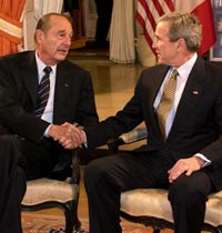 Chirac y Bush se estrechan la mano
