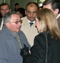 La ex ministra de Sanidad, Ana Pastor, consuela al armador del buque «Siempre Casina», Gerardo Taboada, cuyo hijo es uno de los dos desaparecidos en el naufragio y su nieto, el único superviviente.