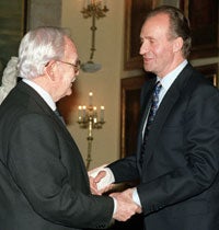 Imagen de archivo, tomada en Sevilla el 17 de marzo de 1995 del Rey Don Juan Carlos saludando a Rainiero de Mónaco a su llegada a la Real Maestranza de Sevilla, donde la familia Real española y sus invitados presenciaron un espectáculo ecuestre, con motivo del enlace entre la Infanta Doña Elena y Don Jaime de Marichalar