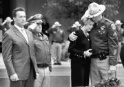 Arnold Schwarzenegger, gobernador de California, preside las honras fúnebres de un policía muerto en acto de servicio. AP