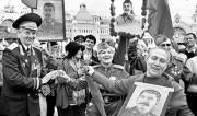 Veteranos de la II Guerra Mundial exhibieron retratos de Stalin en Moscú AP