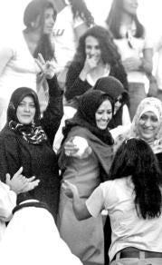 AFP/AP Un grupo de mujeres kuwaitíes festeja la votación en el Parlamento, que les otorga por primera vez el derecho a votar. A la derecha, un grupo de diputados islamistas tras conocer el resultado