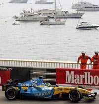 Kimi Raikkonen se lo pone difícil a Fernando Alonso en Montecarlo
