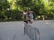 V. BERMUDEZ  Cientos de patinadores acuden cada día al Retiro, donde se pueden ver ejercicios y saltos como éste