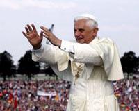 El Papa rinde homenaje a Juan Pablo II en su encuentro con los jóvenes