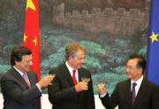 AP  Durao Barroso, Tony Blair y Wen Jiabao, ayer, en Pekín brindando por el fin del bloqueo textil
