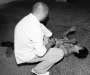 Un joven ecuatoriano, atendido después de protagonizar una brutal pelea  FOTOS: DANIEL G. LÓPEZ