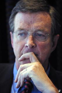 Michael Crichton, en tres primeros planos, ayer durante la entrevista