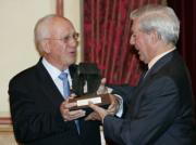 IGNACIO GIL  Vargas Llosa recibe el premio de Sánchez Ruipérez