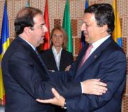 EFE  Herrera y Barroso se saludan durante la entrevista mantenida ayer en Salamanca