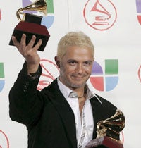 Alejandro Sanz, con sus dos galardones