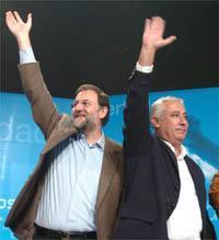 El presidente del PP, Mariano Rajoy, junto al presidente de los populares andaluces, Javier Arenas, durante el acto en favor de la Constitución celebrado hoy en Sevilla. EFE