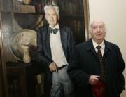 JAIME GARCIA  Pío Caro Baroja, ayer junto a un retrato de su hermano Julio