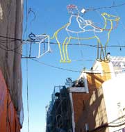 Las calles desérticas del Carmelo «lucen» adornos navideños