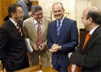 El presidente de la Junta, Manuel Chaves, junto al consejero Gaspar Zarrías, el portavoz del grupo socialista, Manuel Gracia, y el diputado y coordinador del PSOE-A, Luis Pizarro, antes de iniciarse el debate. EFE