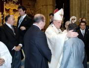 El cardenal saluda a Francisco Santana una vez concluido el Pontifical