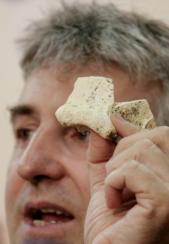 F. O.  Arsuaga muestra un hueso del  cráneo C15, de un Homo heidelbergensis de hace 500.000 años