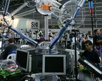 Un joven trabaja en su ordenador en las instalaciones de Feria de Valencia, donde tiene lugar la décima edición de la Campus Party. /EFE