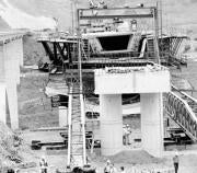 El desplome del viaducto de la autovía del Mediterraneo causó seis muertos  Caída de la plataforma de la autovía del Cantábrico sobre el río Nalón  Puente de Tacoma Narrows