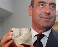 El ministro griego muestra la pieza colocada en el Partenón de Atenas