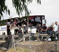 Los bomberos rescataron a dos de las víctimas de entre los hierros retorcidos. KAKO RANGEL