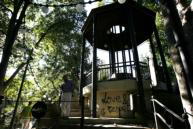 Las pintadas afean ya el templete del Monte Gururgú./MILLÁN HERCE