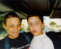 Gemma Carabias con uno de sus hijos con parálisis cerebral. ABC