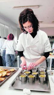 Una empleada del sector servicios preparando comida. ABC