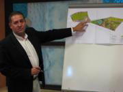 José González, consejero delegado de la gestora del Hipódromo, explica ayer el proyecto nazareno./N.P.C