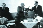 Luis Suárez Historiador Las perspectivas de una Restauración monárquica aumentaron tras aquel encuentro. En la imagen, Don Juan conversa con Franco. A la izquierda, el Infante Don Jaime